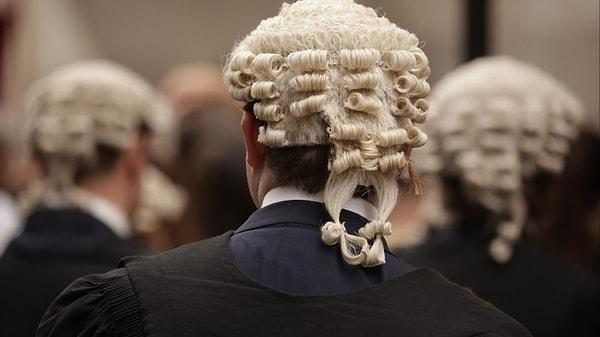 İngiltere ve Galler'de yargıçlar artık belirli görevlerde yapay zeka kullanımına izin verilmesiyle yeni bir döneme adım attılar.