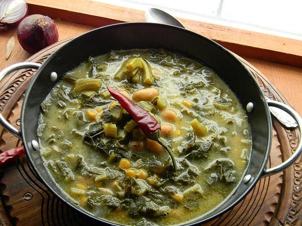 Taste Atlas'ın yayınladığı 'En kötü 100 yemek' listesinde 7. sırada yer alan karalahana çorbası Karadenizlileri kızdırdı.