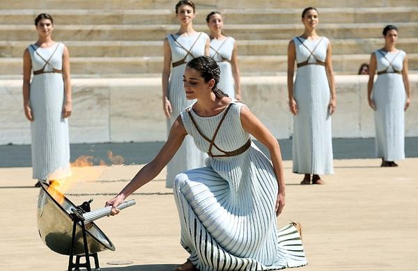 Olimpiyat ateşinin yakılması için nasıl bir tören düzenleniyor?