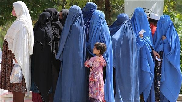 BM Afganistan Yardım Misyonu (UNAMA), Afganistan'da kadın ve kız çocuklarının geçmişten beri toplumsal cinsiyetleri nedeniyle artan şiddete maruz kaldığını belirtiyor. Taliban'ın iktidara gelmesiyle ekonomik krizlerin bu durumu daha da kötüleştirdiğini vurguluyor.