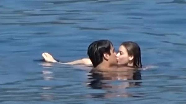 Beraber tatile çıkan, denizin ortasında dudak görüntülenen oyuncu çift haklarında aşk iddialarını bir türlü kabul etmedi.