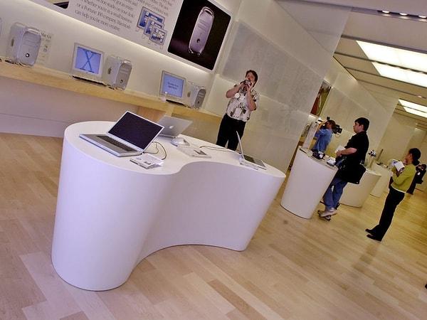 Yuvarlağımsı köşelere ve cisimlere olan inancı o kadar büyüktü ki, Apple'ın açılan ilk dükkanında da bu tasarıma yönelmiş ve tek tek bütün masaları kendi elleri ile kontrol etmişti.