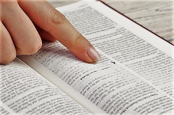 Kutsal bir metinden, rastgele bir sayfa açarak o sayfada karşına çıkan metni okumak demek aslında bibliomancy ya da tefeül.