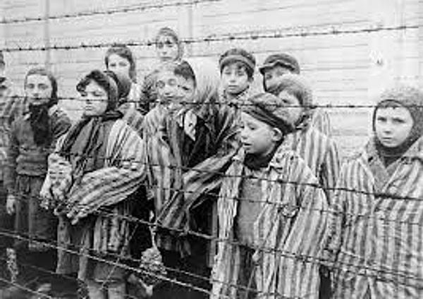 Ve son olarak1940-1945 yılları arasında 1,3 milyondan fazla insan Auschwitz'e gönderildi. Bunların yaklaşık 1,1 milyonu öldürüldü. 10 kişiden dokuzu Yahudiydi.