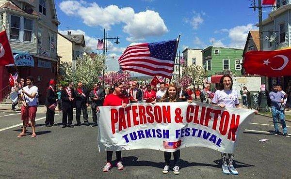 Paterson'da yaklaşık 30 bin Türk yaşıyor ve kent nüfusunun yaklaşık yüzde 20'si Türklerden oluşuyor. Ayrıca Araplar da şehirde oldukça fazla.