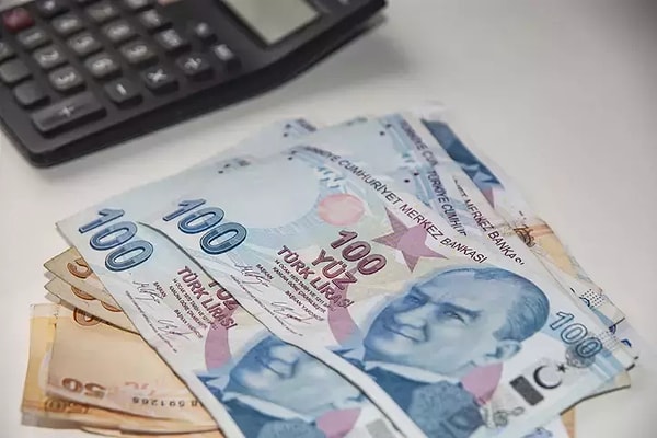 Bu ayın tek gündemi milyonların merakla beklediği asgari ücret oldu. Şu anda mevcut asgari ücret 11 bin 402 lira olarak uygulanırken, gündeme gelen rakamlar herkesi şaşırttı.