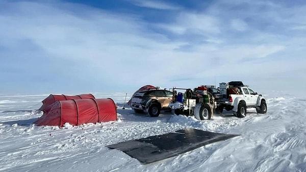 Kutup bölgelerinde aracı şarj etmek adına küçük bir römorkun kullanılması planladı, ancak mevcut römork zorlu Antartika yollarında işe yaramadı.
