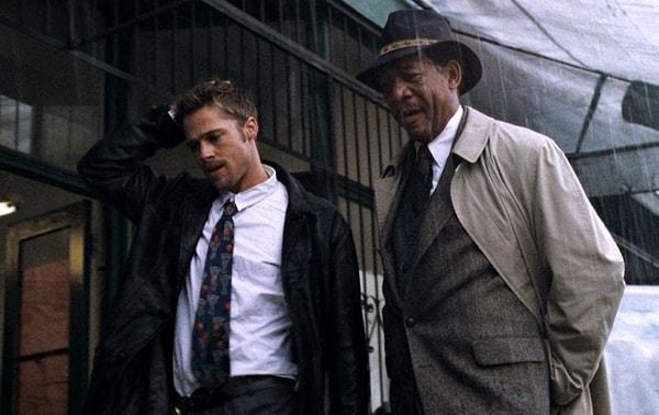 8. Dedektif Mills (Brad Pitt) Se7en'de (1995) her gün aynı kravatı takıyor çünkü karakteri şehre yeni taşındı ve eşya kolilerini açmayı bitiremediler.