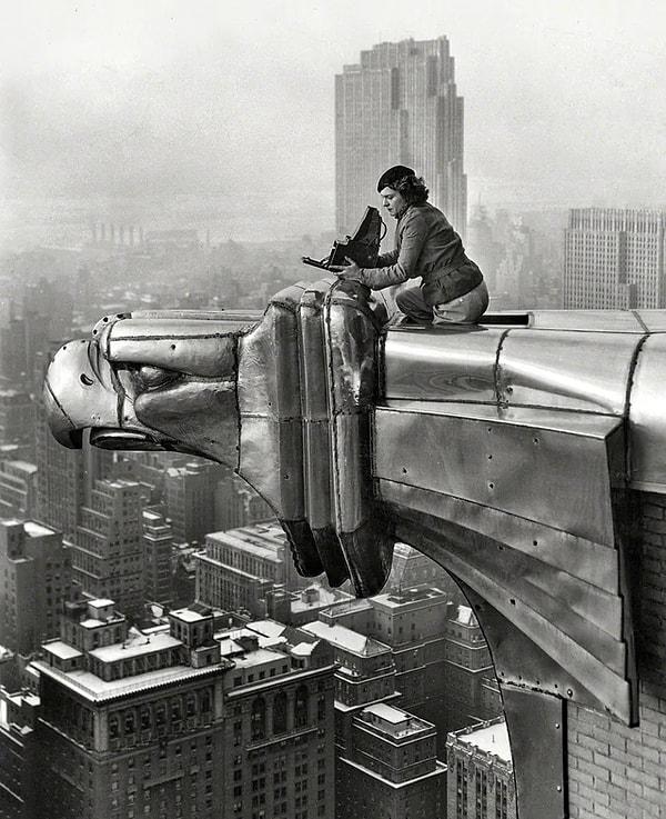 6. Fotoğrafçı Margaret Bourke-White, Chrysler Binasının tepesinde kartal şeklindeki bir çörten üzerinde fotoğraf çekerken. (1930)