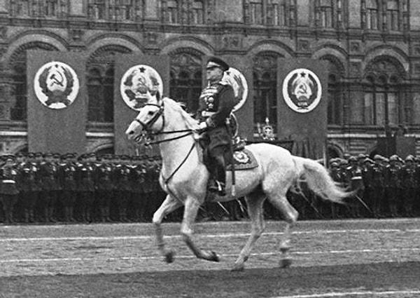 9. Mareşal Zhukov ünlü aygır Idol'e biniyorken. (1945)