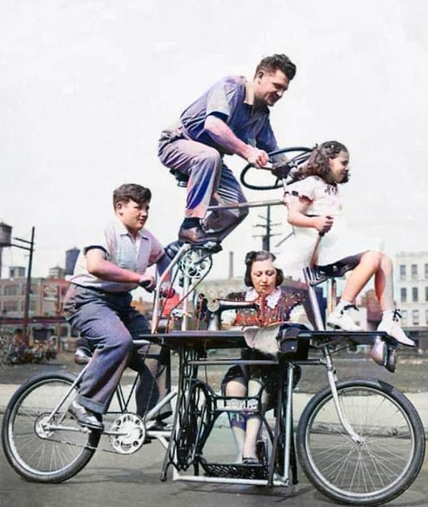 12. Bir aile, dört kişilik bisiklet icatlarıyla caddede bisiklet sürüyorken. (1939)