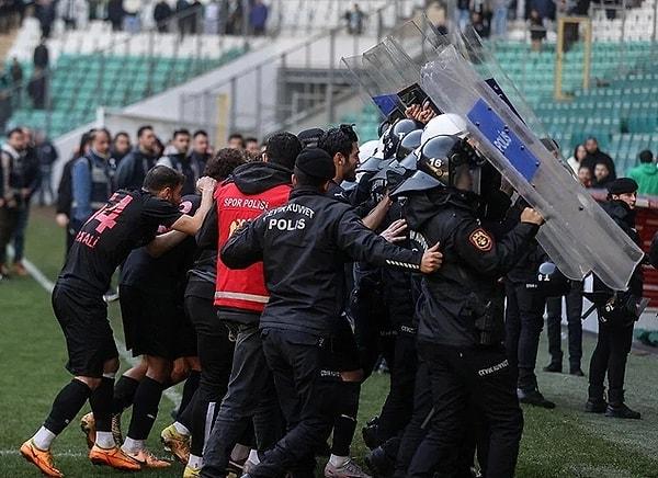 TFF 2. Lig Beyaz Grup’ta mücadele eden Bursaspor ile Diyarbekirspor arasında oynanan karşılaşmada büyük kavga çıktı.