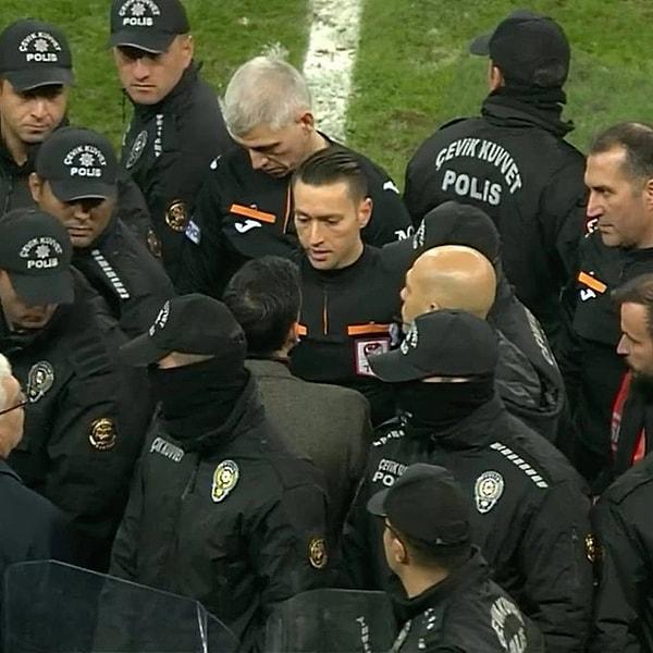 Kayserispor ile Fenerbahçe arasında oynanan ve Sarı-Lacivertli ekibin 4-3 kazandığı karşılaşma sonrasında mücadelenin hakemi Zorbay Küçük sahayı sıkı polis koruması eşliğinde terk etti.