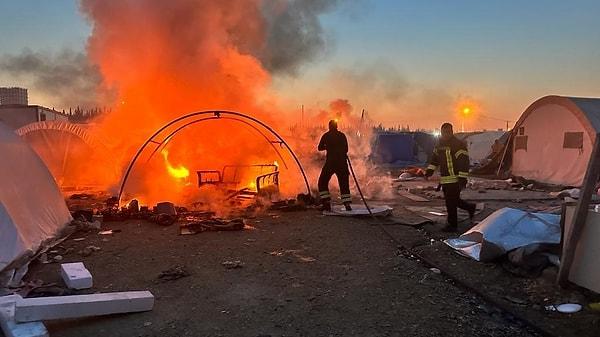 Olay yerine polis, ambulans ve itfaiye ekipleri sevk edildi. İtfaiye ekiplerin müdahalesiyle, diğer çadırlara sıçramadan yangın söndürüldü.