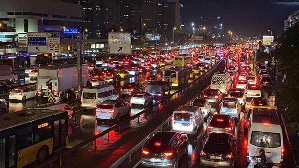 İstanbullular ömrünün 3,5 yılını trafiğe harcıyor.