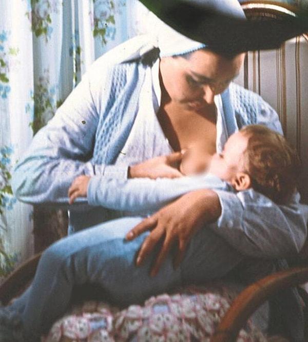 Bülent Ersoy'un kişisel tarihinde ilk defa, bilinen ilk çocuk emzirmesi bu. Filmde paraları olmadığı için yeni doğan çocuklara süt annelik yapan bir Zeynep (Bülent Ersoy) var.