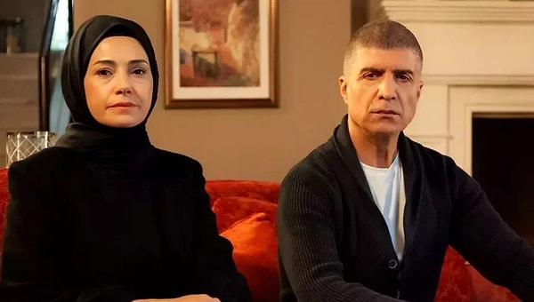 FOX TV’de geçtiğimiz hafta ilk bölümü yayınlanan, Özcan Deniz ve Özgü Namal’ın başrollerini paylaştığı 'Kızıl Goncalar' dizisinin afişine boyalı saldırı düzenlendi.