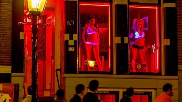 Bunun yanı sıra genelevde çalışan seks işçileri de bu durumdan rahatsız. Onlar da Red Light District'ten yani mahalleden taşınmak istemiyorlar. Amsterdam Belediyesi'nin bu konuda ne karar alacağı henüz belli değil. Genelevin taşınıp taşınmamasıyla ilgili oylama ocak ayında yapılacak.