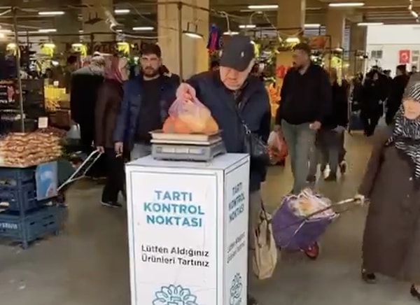 "Tartı kontrol noktası" adını verdikleri bu alanda insanlar aldıkları ürünleri yeniden tartarak aldığı üründen emin oldu.