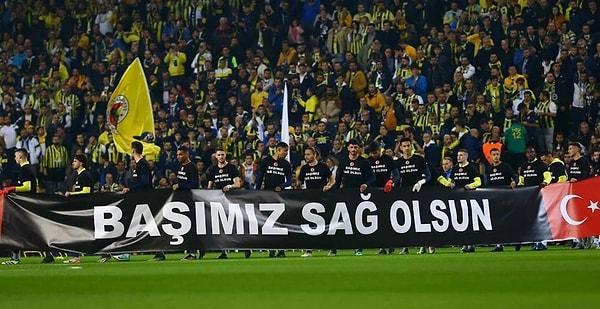 Fenerbahçeli oyuncular karşılaşma öncesi sahaya "Başımız Sağ Olsun" pankartı ile çıktı ve tribünlerden büyük alkış aldı.