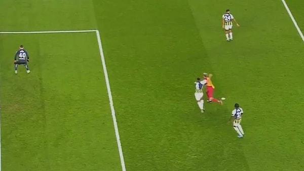 Derbinin 22. dakikasında Galatasaray, Mauro Icardi'nin ceza sahası içinde yerde kalmasıyla penaltı bekledi.