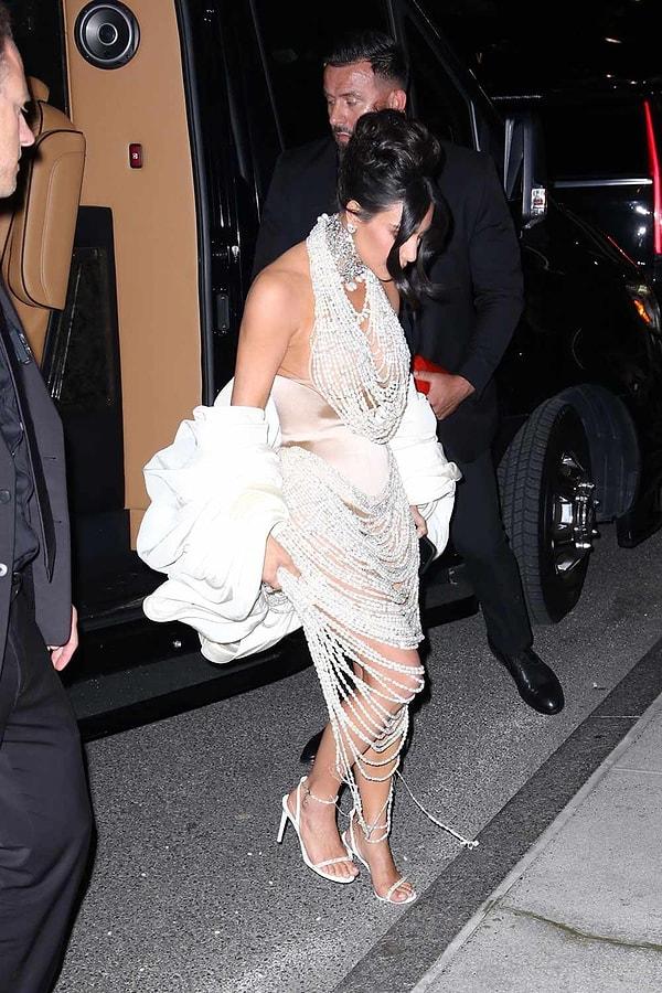 8. 2023'teki Met Gala'dan sonra, Kim Kardashian arabadan indiğinde, elbisesine takıldı, bir dize inci kırıldı ve her yere saçıldı. Ancak bu durumu bir profesyonel gibi yönetti ve hiçbir şey olmamış gibi poz vermeye devam etti.