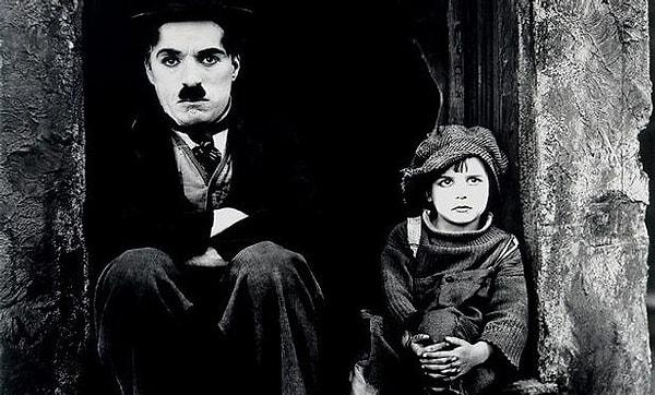 13. Charlie Chaplin, çocukluğunda iki kez çalışma evine gönderilen ve çok fakir bir ailede büyüyen bir isimdi.