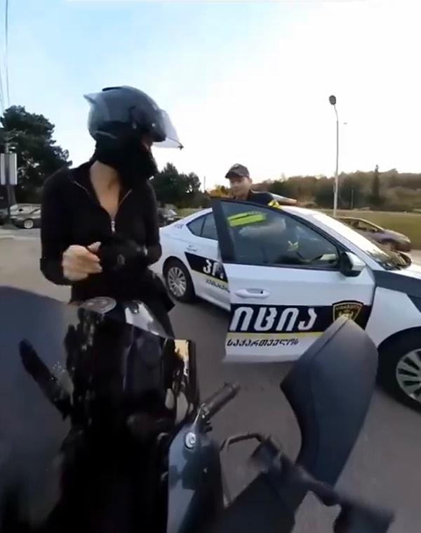 Motor sürücüsünü çeviren polis genç kadının güzelliğinden bu kadar etkileneceğini tahmin etmiyordu.