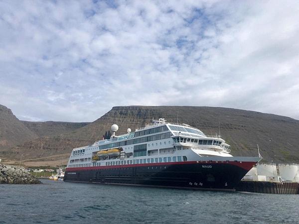 Atlas Okyanusu içerisindeki Kuzey Denizi’nde seyreden 400 kişilik turistik bir gemi  Pia Fırtınası’na yakalanınca gemi yolculuğu kabusa dönüştü.