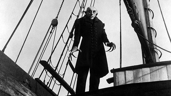İlk olarak 1922 yılında yayınlanan ve döneme damgasını vurmuş bir korku klasiği haline gelen 'Nosferatu' filmi yeniden beyaz perdeye uyarlanıyor.