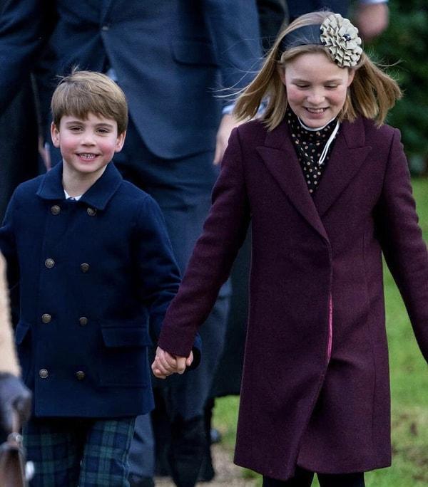 William ve Kate çiftinin küçük oğulları Louis'in üstündeki kareli pantolonun abisi George tarafından üç yıl önce giyildiği sevenlerinin gözünden kaçmadı.