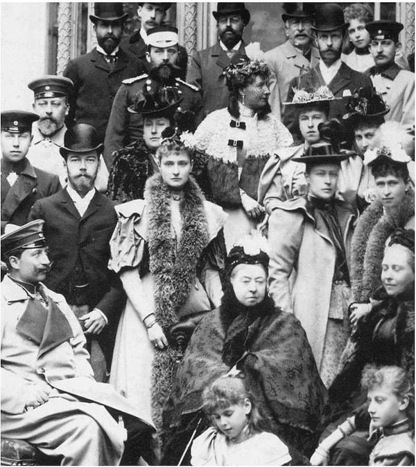 2. Avrupa'nın büyük annesi olarak bilinen kraliçe Victoria'nın bir fotoğrafı. (1894)