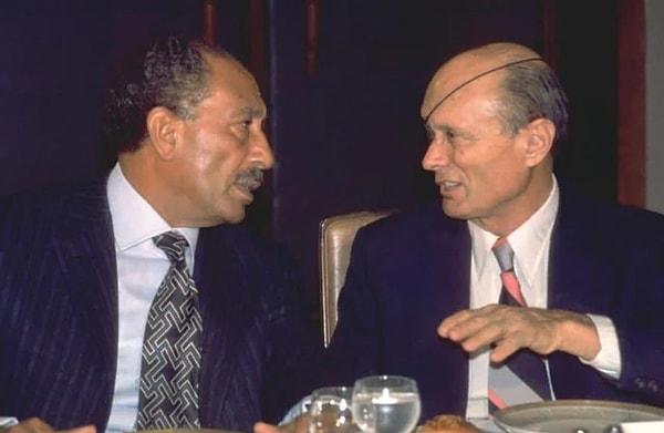 7. Mısır Devlet Başkanı Enver Sedat, 1977'de İsrail dışişleri bakanı Moşe Dayan ile görüşürken. İki ülke arasında uzun süredir devam eden anlaşmazlığa son verilmesi konusundaki görüşmelerine rağmen, Sedat'ın kravat seçimi toplantıdan bu yana geçen yıllarda bazı tartışmalara konu oldu.