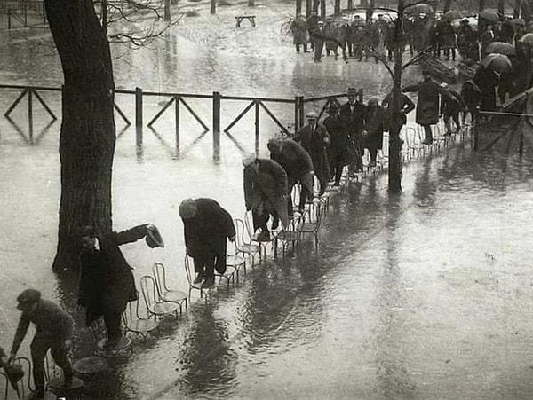 11. Paris'te yaşanan bir sel sonrası insanlar evlerine gitmeye çalışırken. (1924)