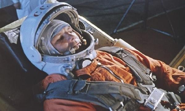 2. Hangi yıl, ilk insanlı uzay uçuşunu gerçekleştiren Yuri Gagarin uzaya gitmiştir?