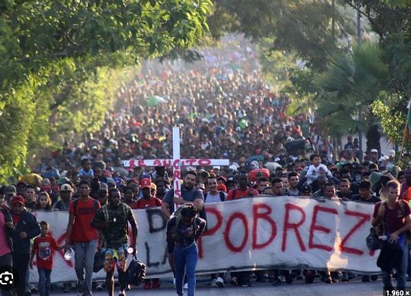Meksika’da bulunan yaklaşık 15 bin göçmen de ABD sınırına doğru yürüyüşe geçti.