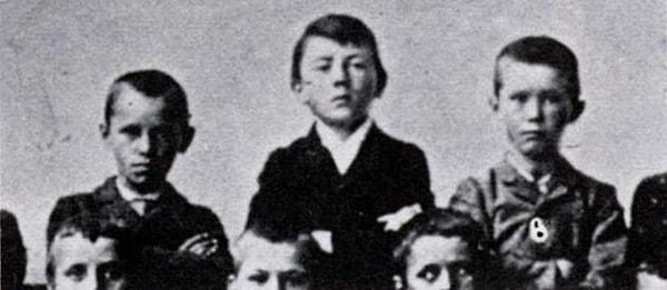 13. Dünyaya gelmiş en acımasız liderlerden birisi olarak bilinen Hitler'in çocukluk fotoğrafı.