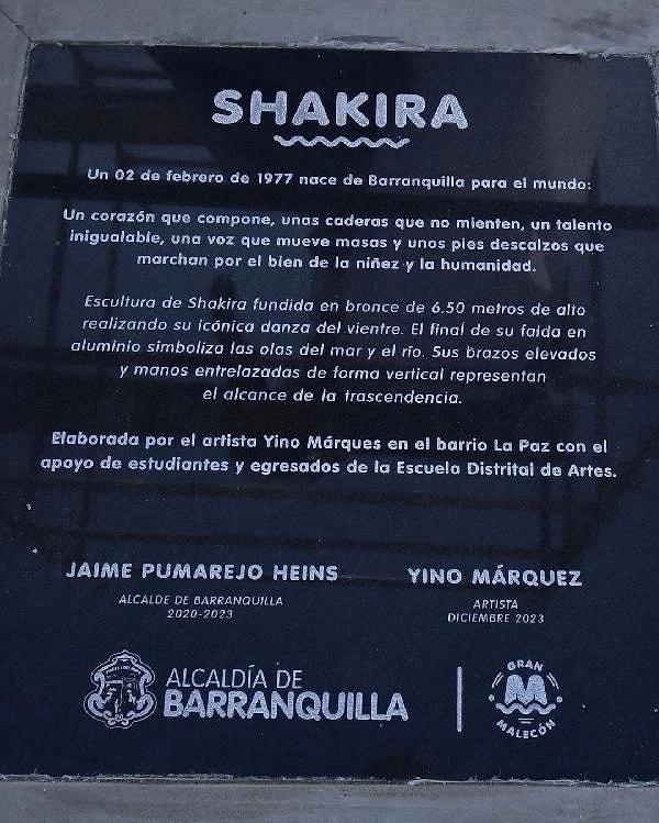 Heykelin önüneki tabelaya da Shakira şarkısına ithafla, "Kalçaları yalan söylemez, eşsiz bir yetenek, kitleleri harekete geçiren bir ses" ifadeleri yazıldı.