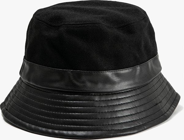 2. Sırf kombininizin bir parçası olarak da şapka kullanabilirsiniz.