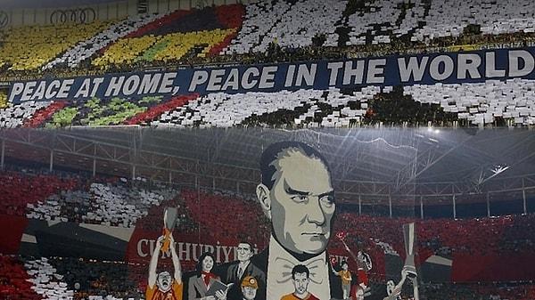 Fenerbahçe ve Galatasaray'ın yönetim kadroları, maç öncesi ısınma sırasında Atatürk temalı tişörtlerin giyilmesine izin verilmediği takdirde maça çıkmayacaklarını duyurdu.