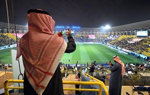 Suudi Arabistan'ın Riyad kentinde Galatasaray ve Fenerbahçe arasında oynanması planlanan Süper Kupa'nın ertelenmesi sonrası çıkan tartışmaların arkası gelmiyor.
