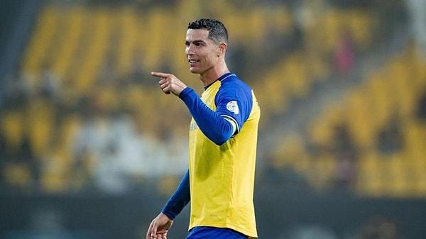Cristiano Ronaldo, listede adını göremeyince ilgili gönderiye yorum bırakmayı ihmal etmedi.