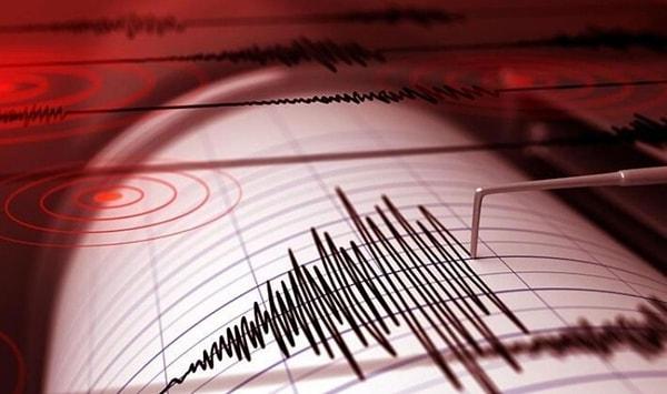 Hakkari'nin Yüksekova ilçesinde yarım saat arayla 4,4, 3,5 ve 4,5 büyüklüğünde meydana gelen depremler kentte panik yaratırken, uzman isimlerden de bölgeye ilişkin uyarı geldi.