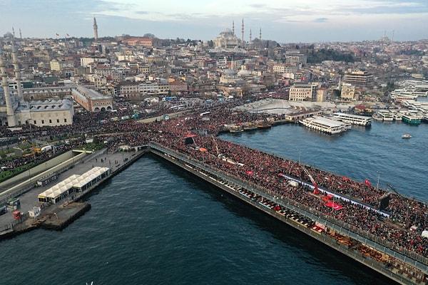 Yürüyüş saatlerinde Galata Köprüsü trafiğe kapatıldı ve büyük bir kalabalık oluştu.