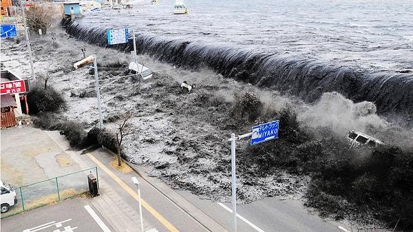 Şiddetli depremin ardından tsunami uyarısı da geldi. Japon kamu yayıncısı NHK TV, dalgaların 5 metreye kadar çıkabileceğini duyurarak, kıyıda yaşayanların 'olabildiğince hızlı bir şekilde yüksek araziye veya yakındaki bir binanın tepesine çıkmaya' çağırdı.