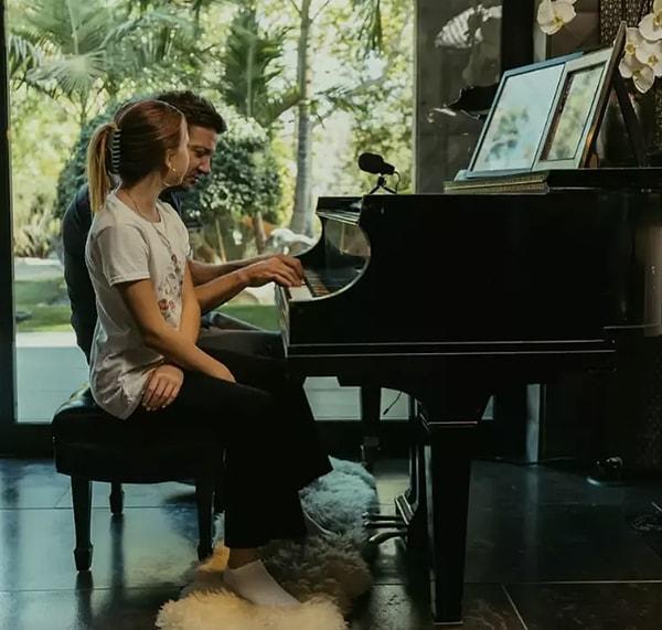 Ayrıca, baba-kızın 19 Ocak'ta yayınlanacak "Love and Titanium" isimli albümünün duyurusunu da yaptı Jeremy Renner.