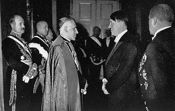 3. Hitler'in Papa'yla tanıştığı anı gösteren fotoğraf.