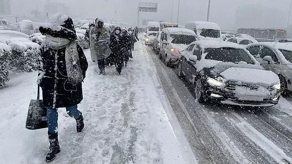Hava durumuyla ilgili son dakika tahminlerini güncelleyen Meteoroloji, yeni yılla birlikte Ocak ayının ortasına kadar çok sert bir 'kutup soğuğuyla karşılaşabileceğine işaret etti. Ocak ayının gelmesiyle birlikte yurdun birçok yerinde sağanak yağışlar etkili oldu. Ancak özellikle Marmara Bölgesi'nde yaşayanlar için akıllardaki en büyük soru "İstanbul'a ne zaman kar yağacak?" oldu.