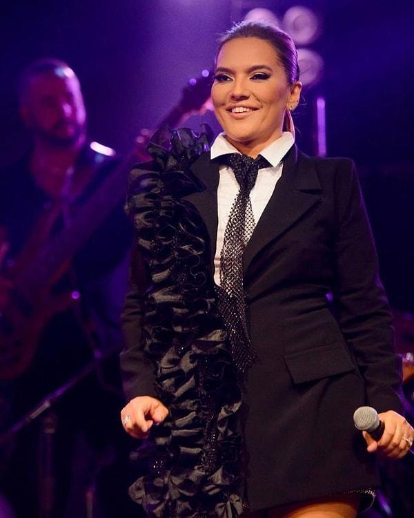 Ünlü şarkıcı ve televizyon yıldızı Demet Akalın, paylaşımlarıyla ve açıklamalarıyla magazin gündemini devamlı meşgul eden isimlerden biri.
