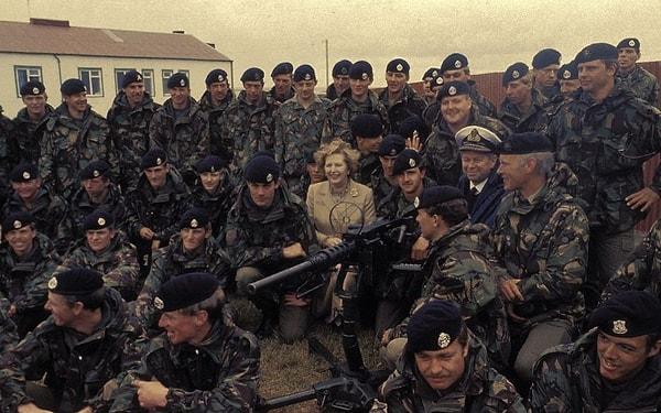 Bu konuyla ilgili yaptığı değerlendirme de hafızalarda yer etti. Savaşın ardından zafer kazanan İngiliz ordusunu selamlayan Thatcher, düşman olarak sadece Arjantin'i görmediğini şu cümlelerle itiraf etti.